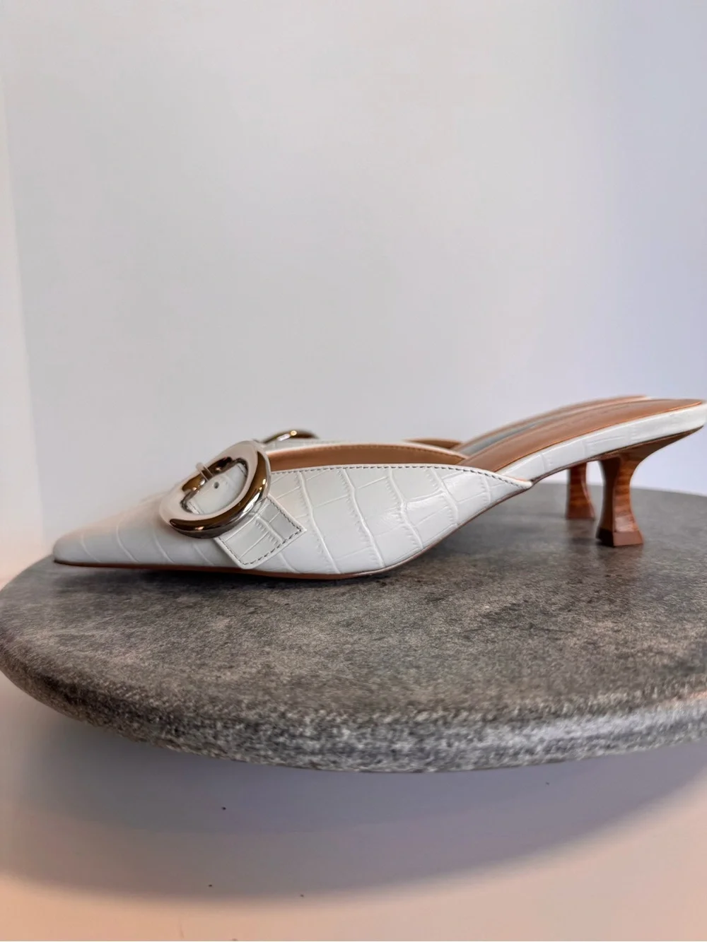 Ann Taylor White Leather Silver Pointed Toe Kitten Heels 6.5 - Picture 3 of 13